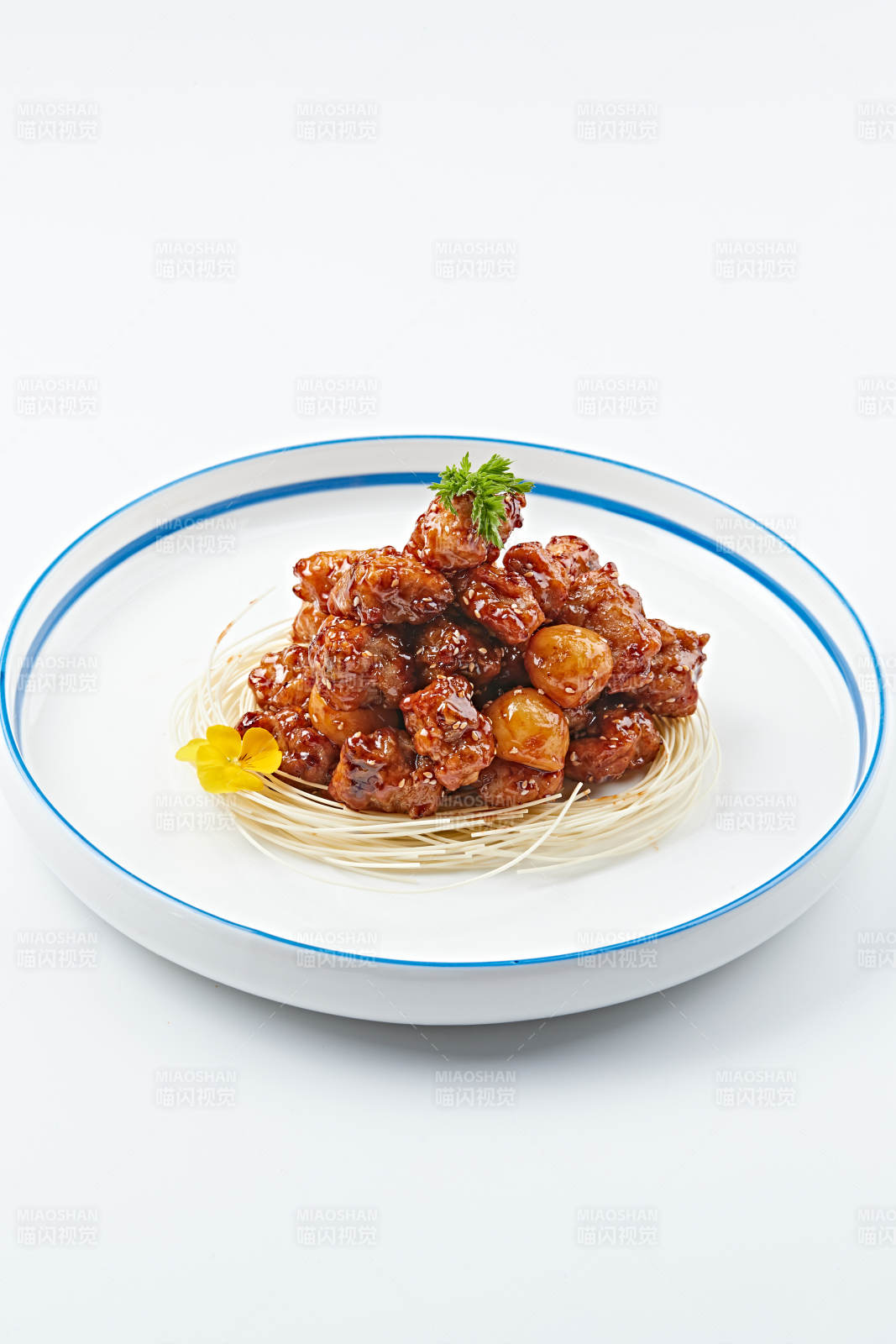 白色瓷盘装的糖醋猪小排图片