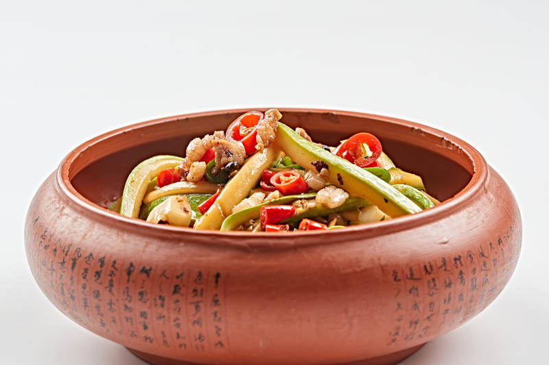 精美餐具装的湘味肉沫辣炒葫芦条图片