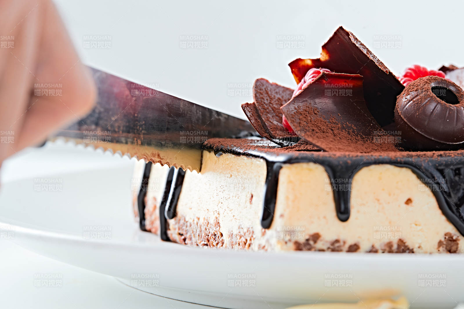 可可撒粉黑巧克力奶酪慕斯蛋糕图片