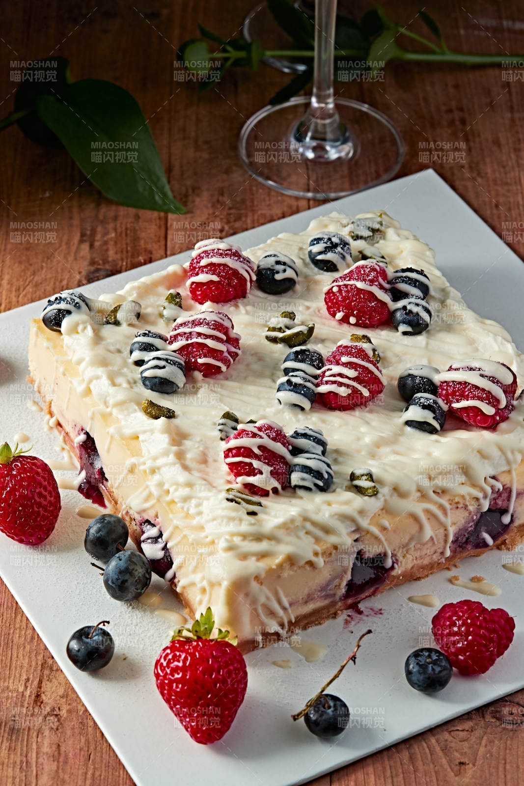 蓝莓树莓鲜奶慕斯蛋糕图片