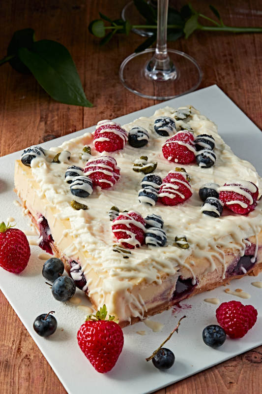 蓝莓树莓鲜奶慕斯蛋糕图片