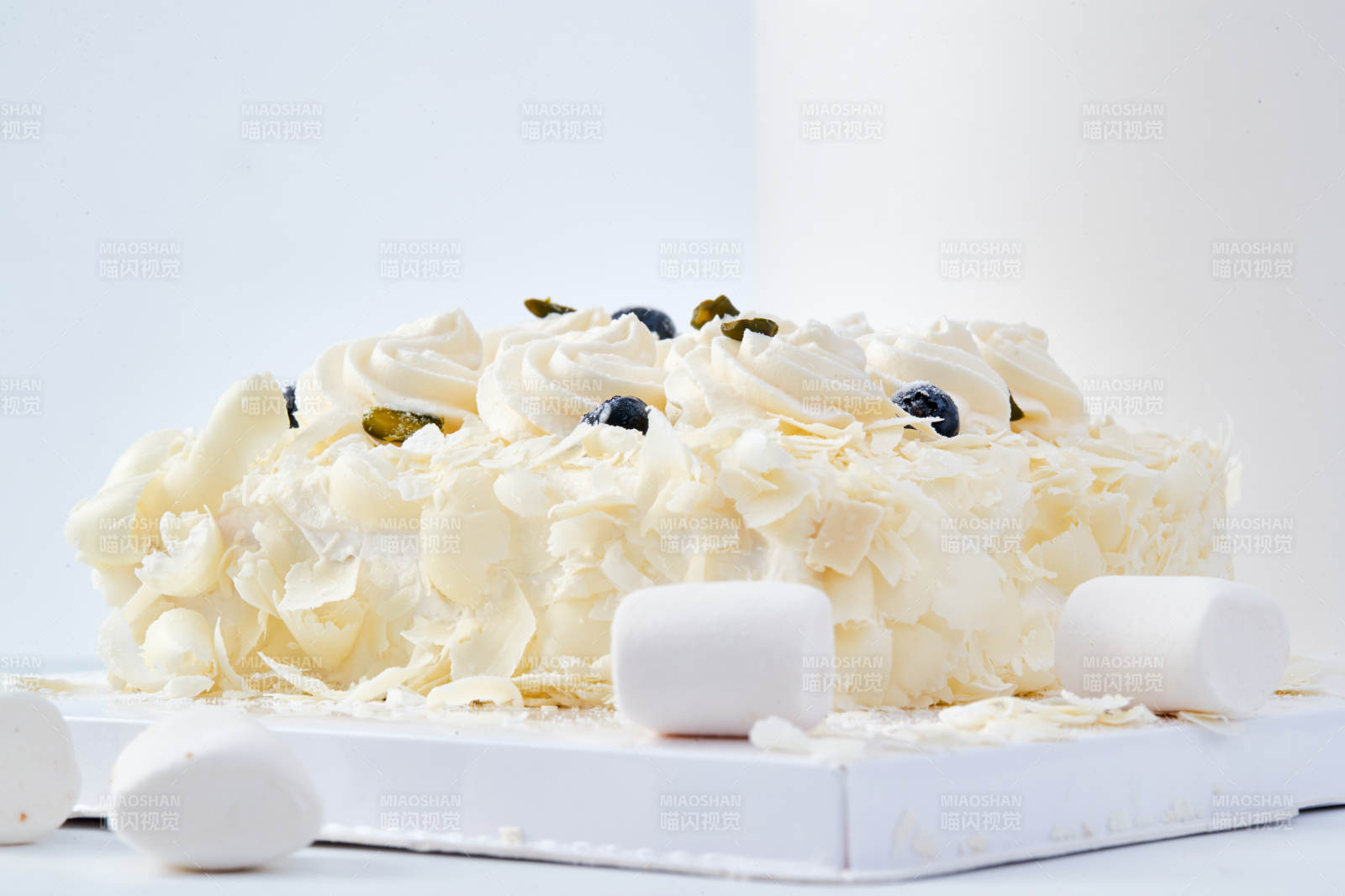 蓝莓白巧克力鲜奶慕斯榴莲蛋糕图片