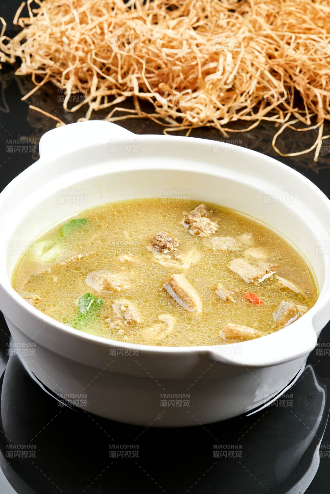 白色砂锅装的老火砂锅柴鸡煲图片