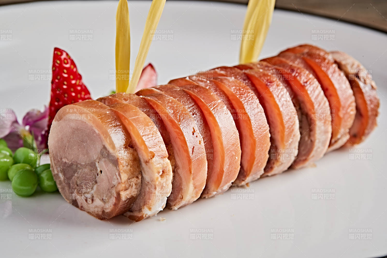 白色瓷盘装的精美凉菜肘花切片图片