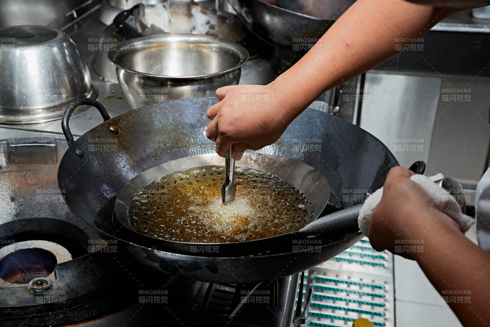 人与食物紧张忙碌的中餐厨房图片