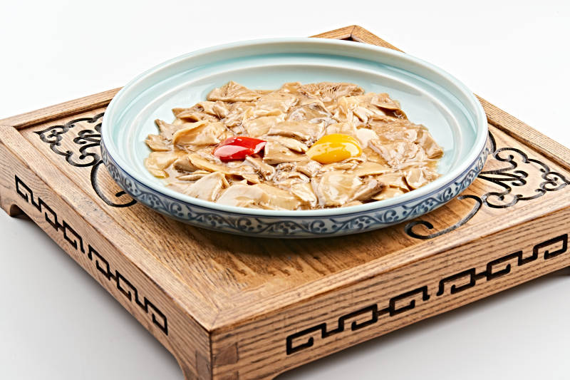 青花瓷盘装的舌尖美食烩南北图片