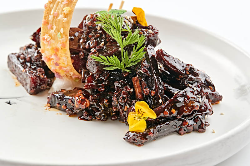 白色瓷盘装的麻辣甜鲜酱牛肉图片