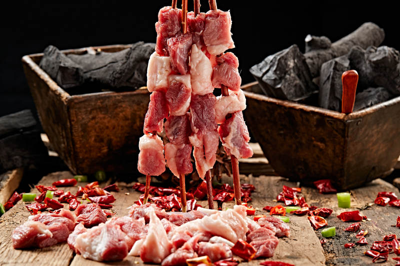 生鲜羊肉穿制的新疆红柳枝羊肉串图片