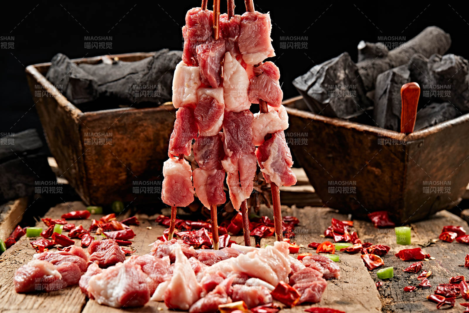 生鲜羊肉穿制的新疆红柳枝羊肉串图片