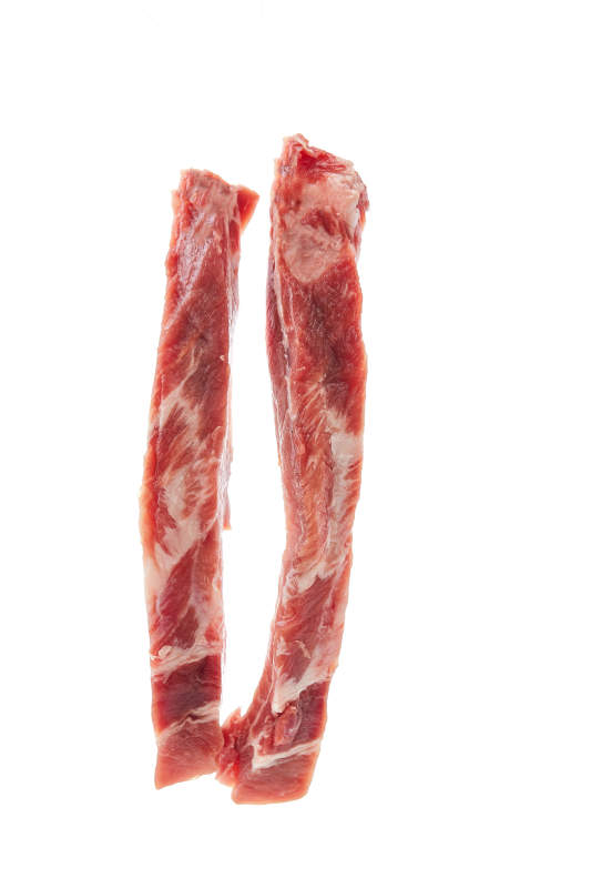 白色背景下的生鲜猪肋排图片