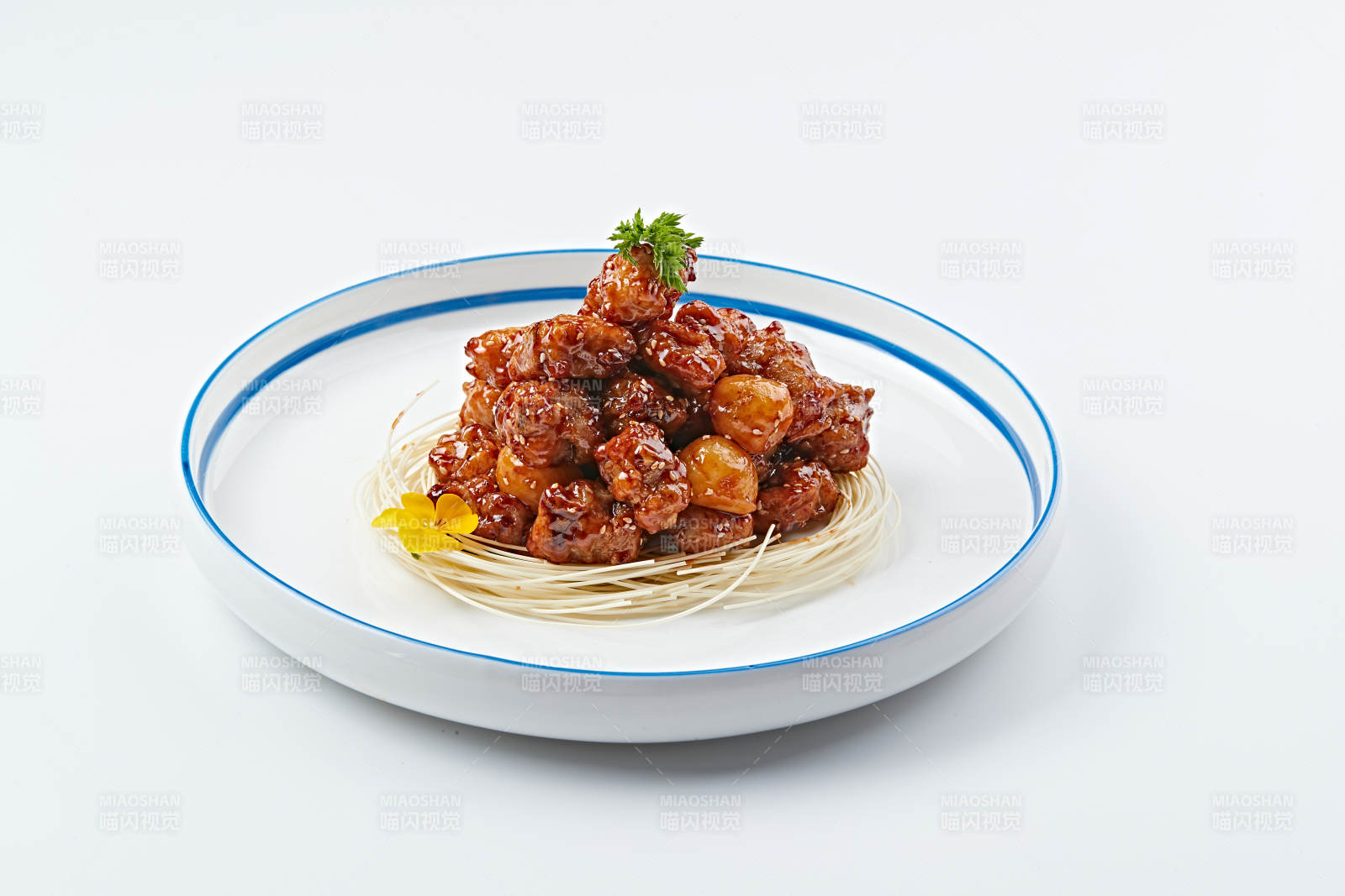 白色瓷盘装的糖醋猪小排图片