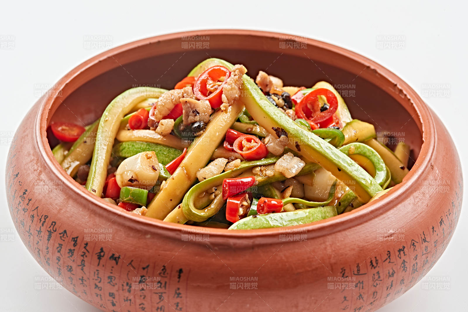 精美餐具装的湘味肉沫辣炒葫芦条图片