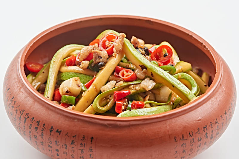 精美餐具装的湘味肉沫辣炒葫芦条图片
