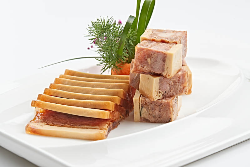 白色瓷盘装的熏豆皮压熏肉图片