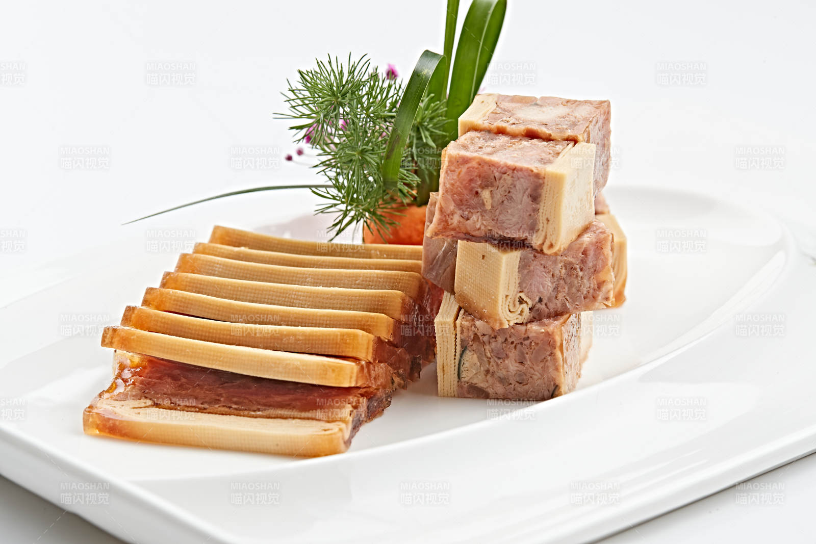 白色瓷盘装的熏豆皮压熏肉图片