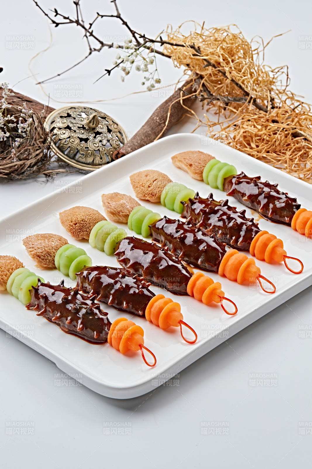 毛笔造型的浇汁梅花参图片