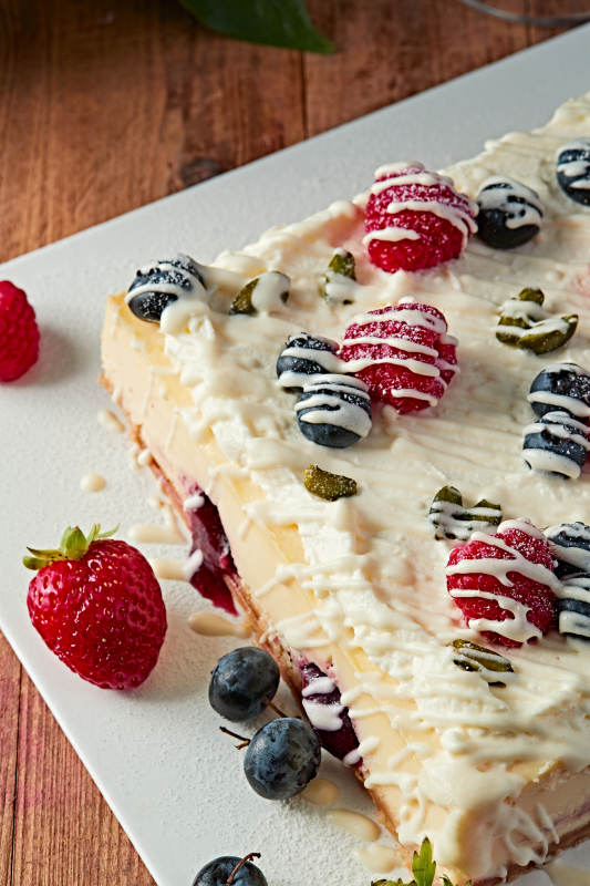 蓝莓树莓鲜奶慕斯蛋糕图片