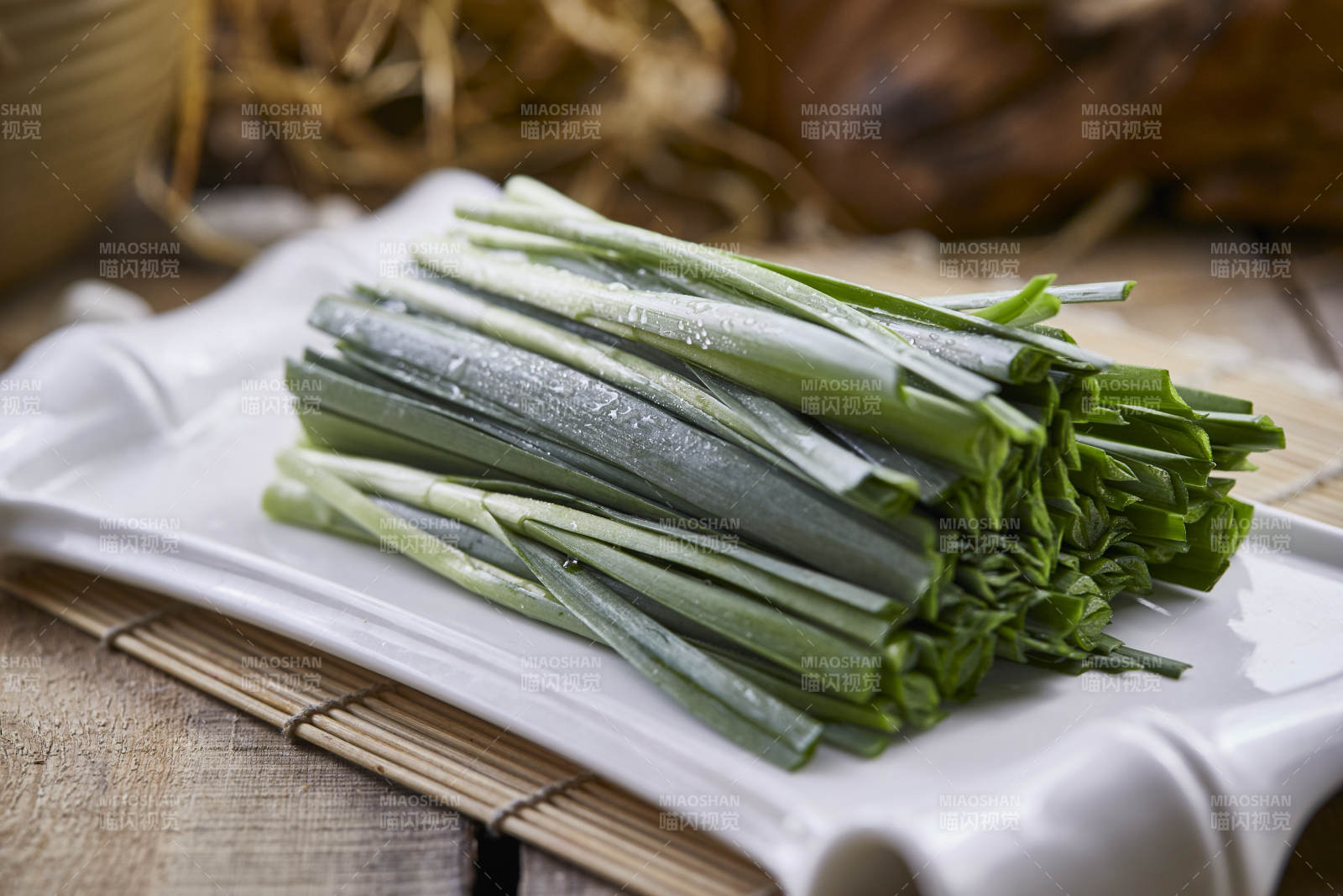 白色瓷盘装的新鲜韭菜图片