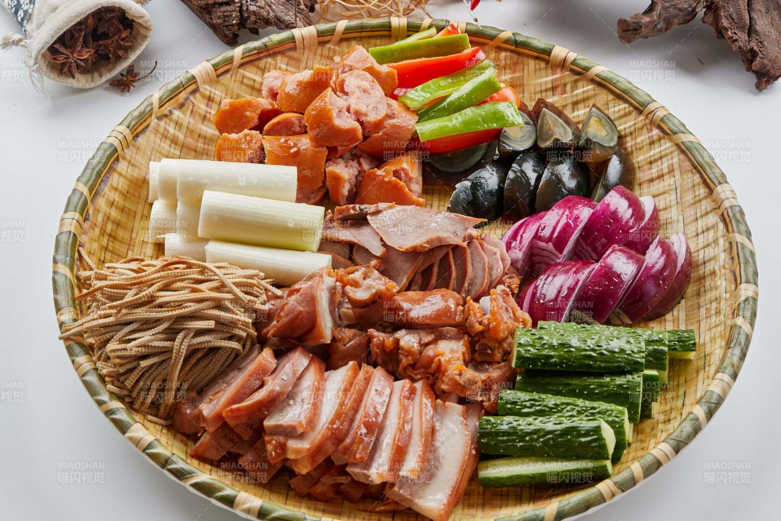 竹制笸箩装的农家大丰收图片