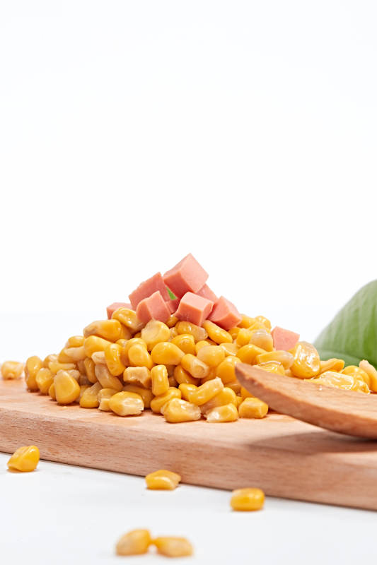 白色背景上的甜玉米粒图片