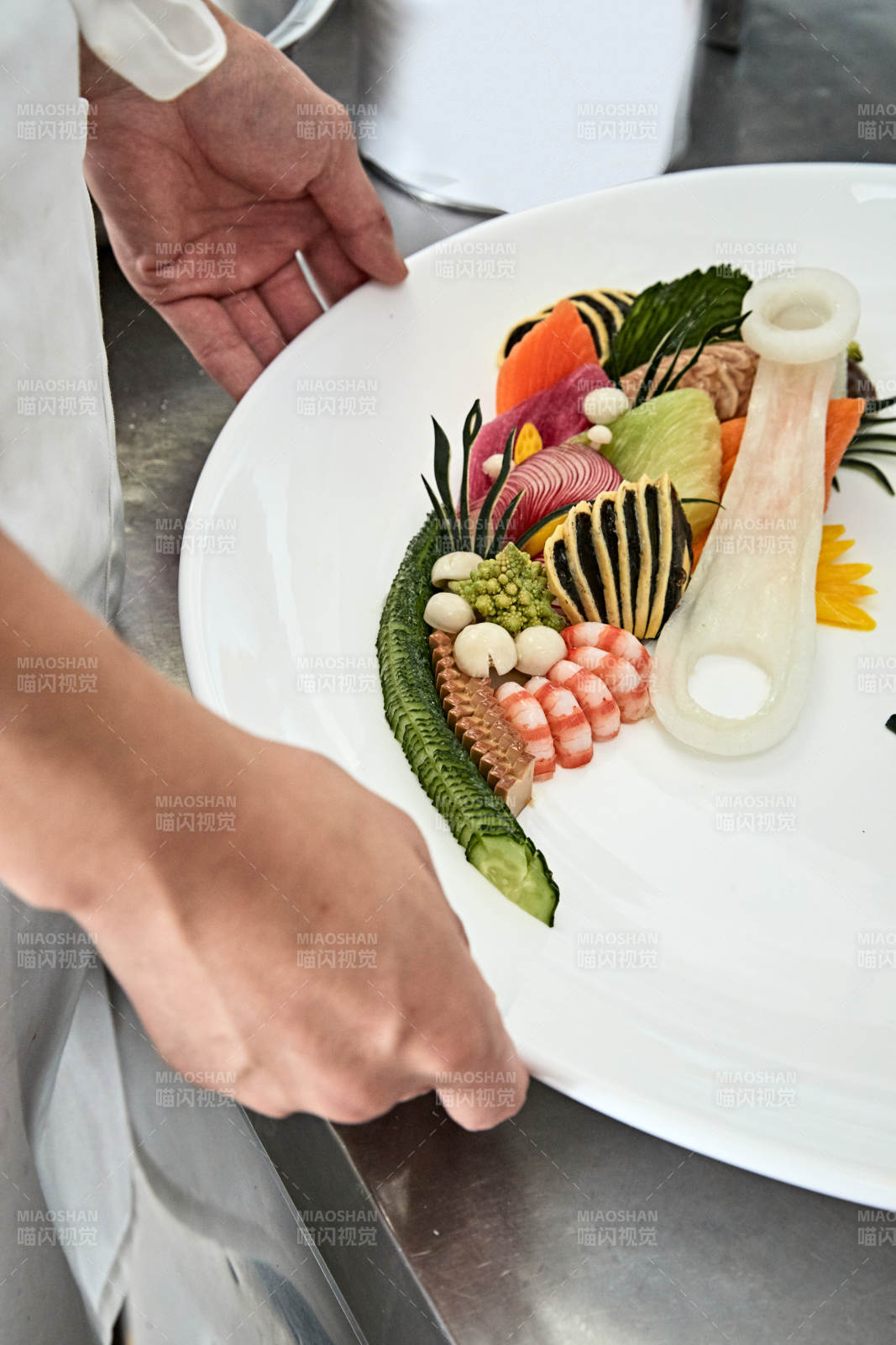 人与食物紧张忙碌的中餐厨房图片