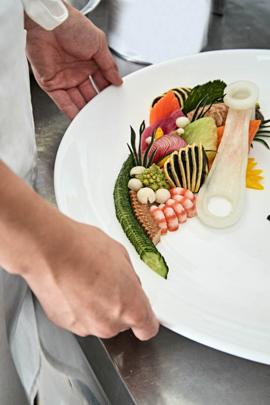 人与食物紧张忙碌的中餐厨房图片