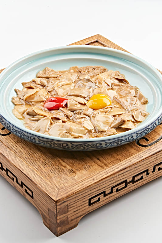 青花瓷盘装的舌尖美食烩南北图片