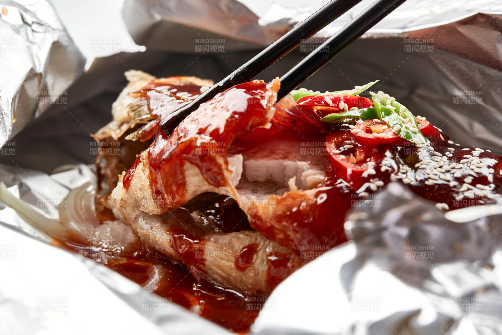 木质托盘摆放的锡纸酱汁烤鲈鱼图片