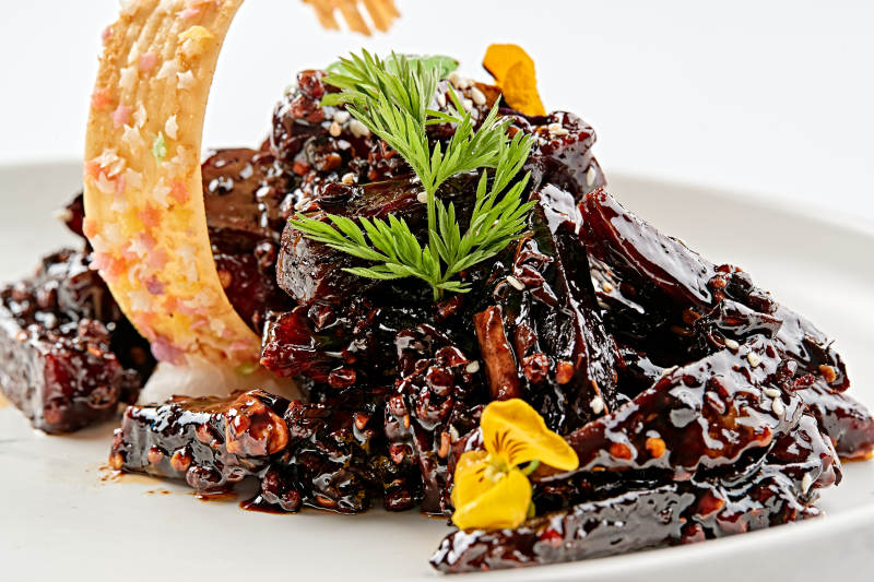 白色瓷盘装的麻辣甜鲜酱牛肉图片