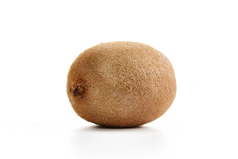 白色背景上摆放的新鲜水嫩猕猴桃图片