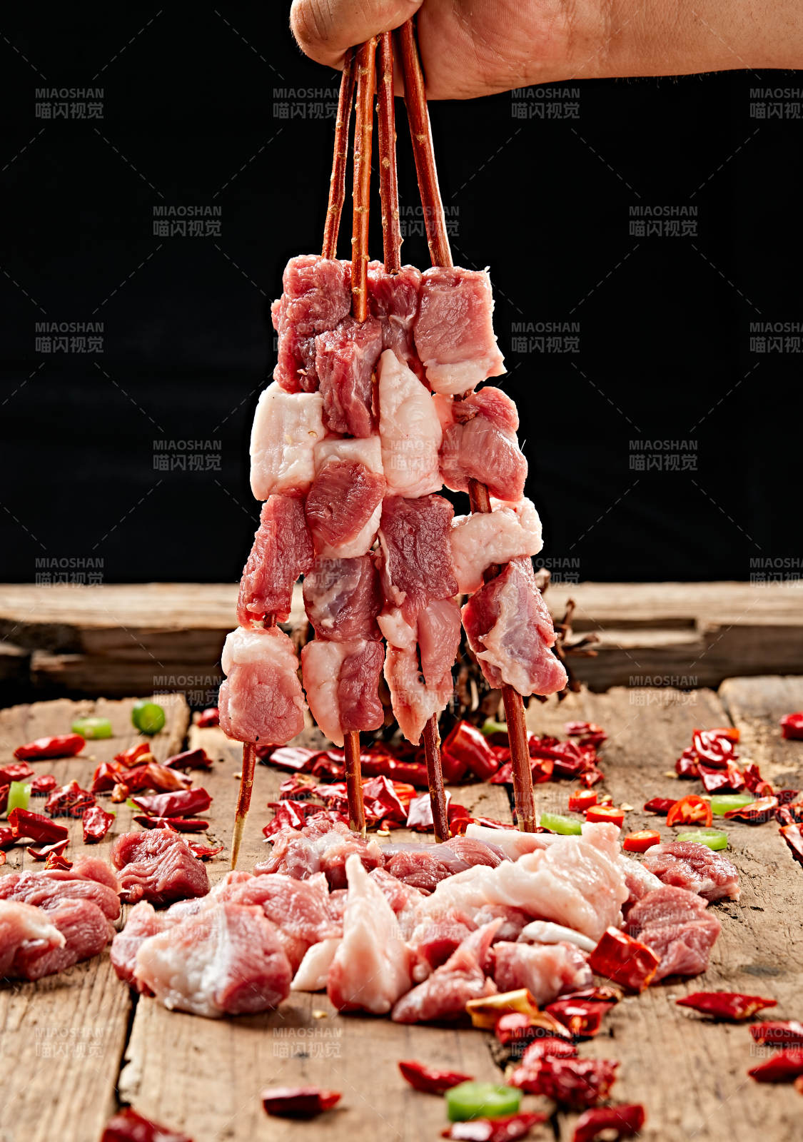 生鲜羊肉穿制的新疆红柳枝羊肉串图片