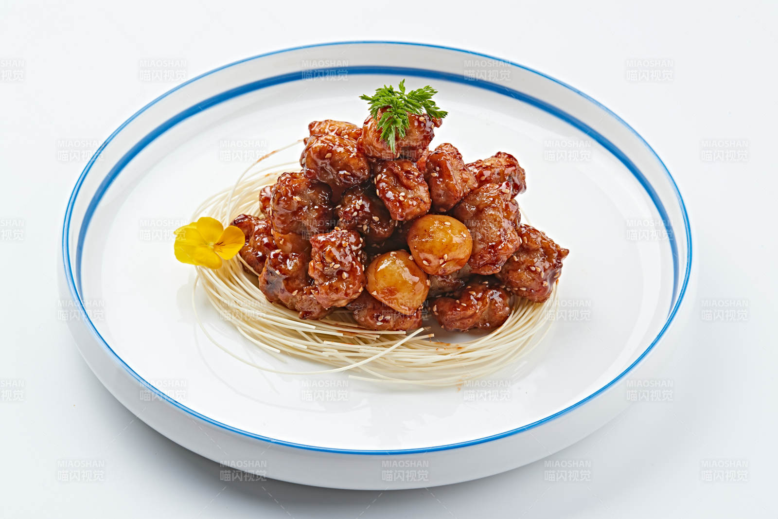 白色瓷盘装的糖醋猪小排图片