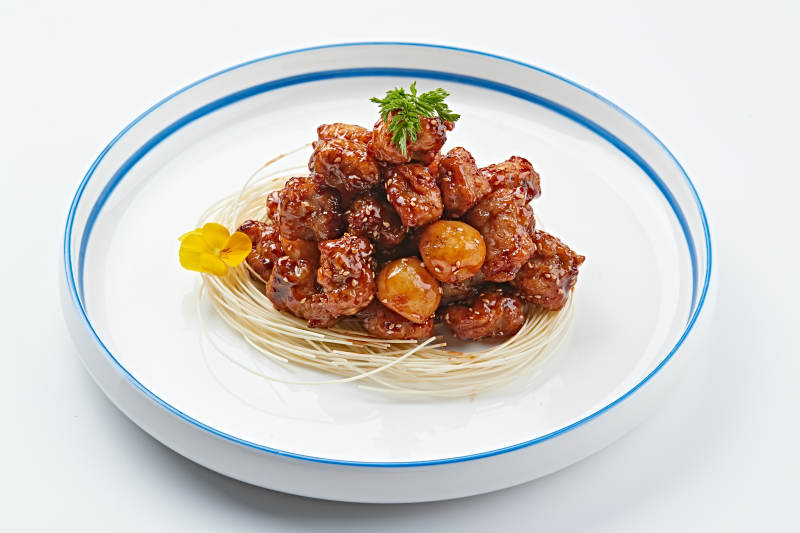 白色瓷盘装的糖醋猪小排图片