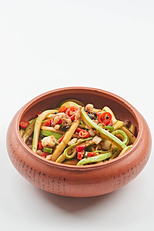 精美餐具装的湘味肉沫辣炒葫芦条图片