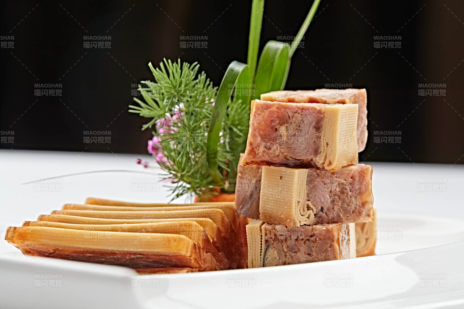 白色瓷盘装的熏豆皮压熏肉图片