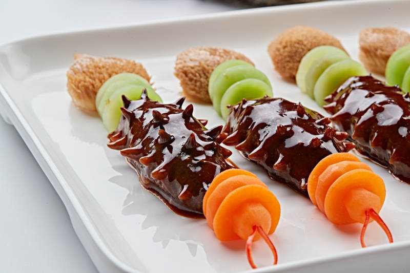 毛笔造型的浇汁梅花参图片