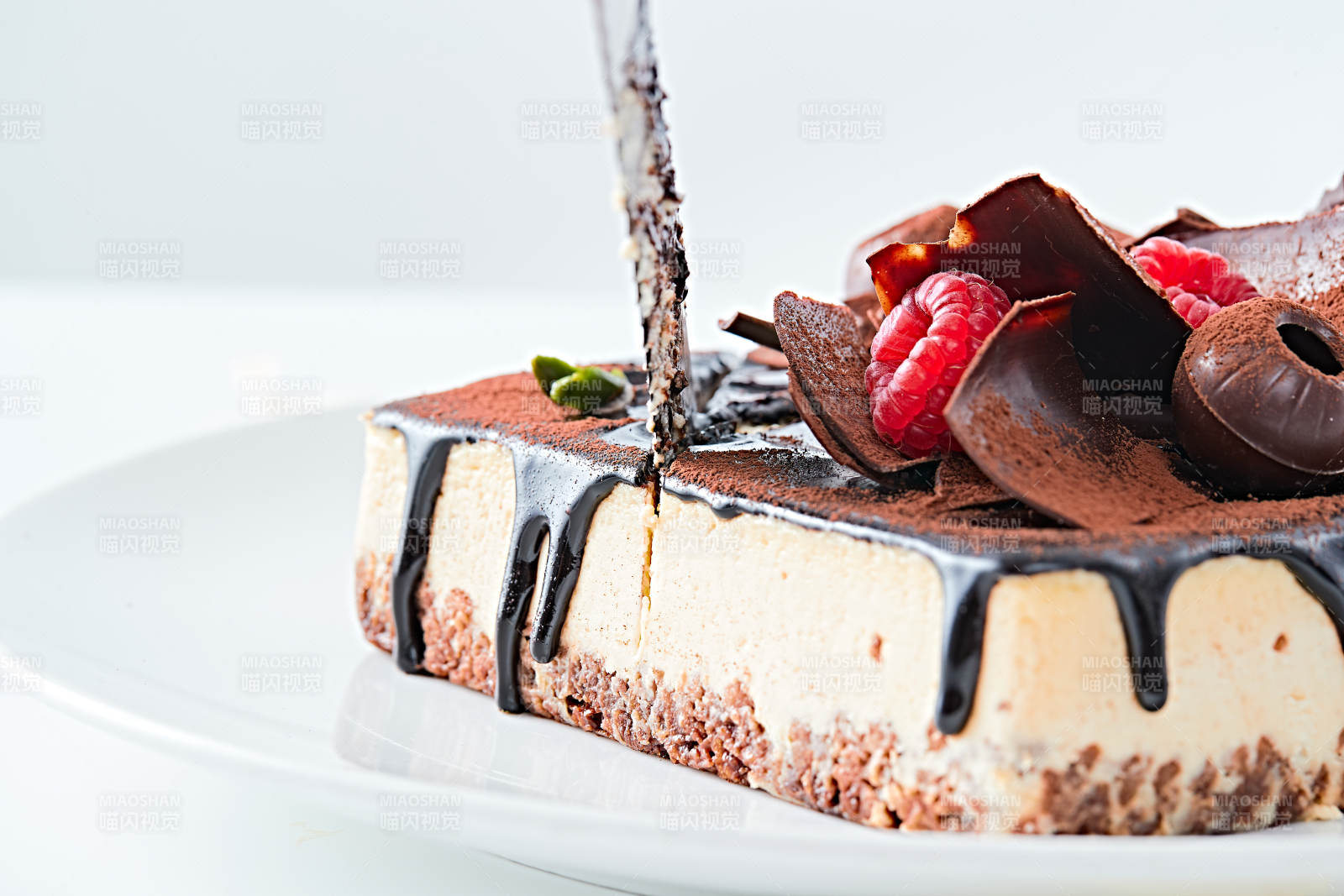 可可撒粉黑巧克力奶酪慕斯蛋糕图片