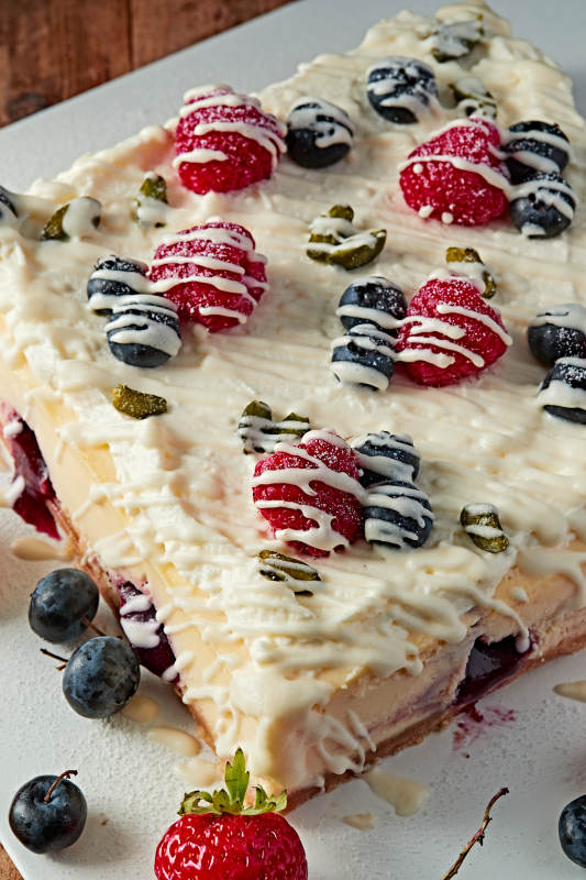 蓝莓树莓鲜奶慕斯蛋糕图片