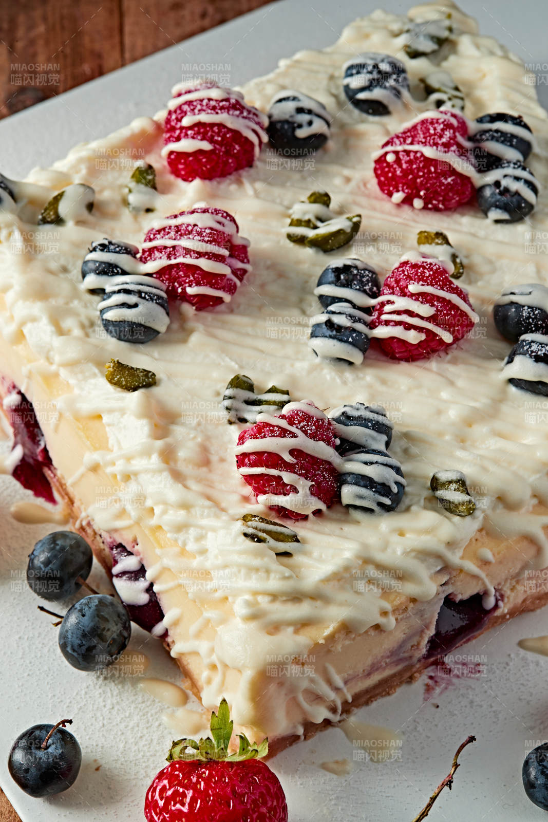 蓝莓树莓鲜奶慕斯蛋糕图片