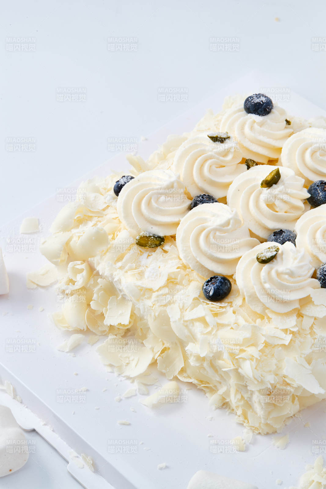 蓝莓白巧克力鲜奶慕斯榴莲蛋糕图片