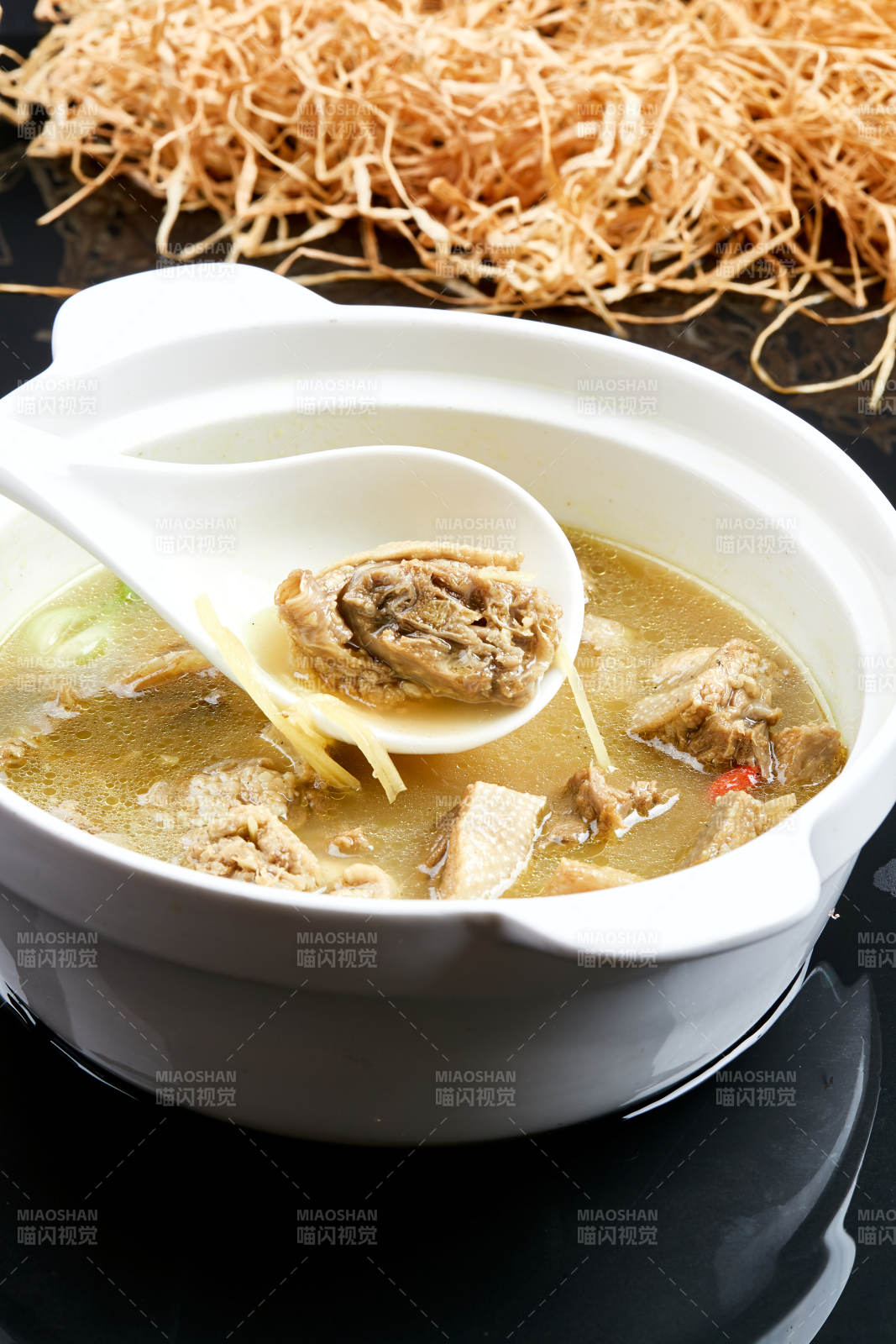 白色砂锅装的老火砂锅柴鸡煲图片