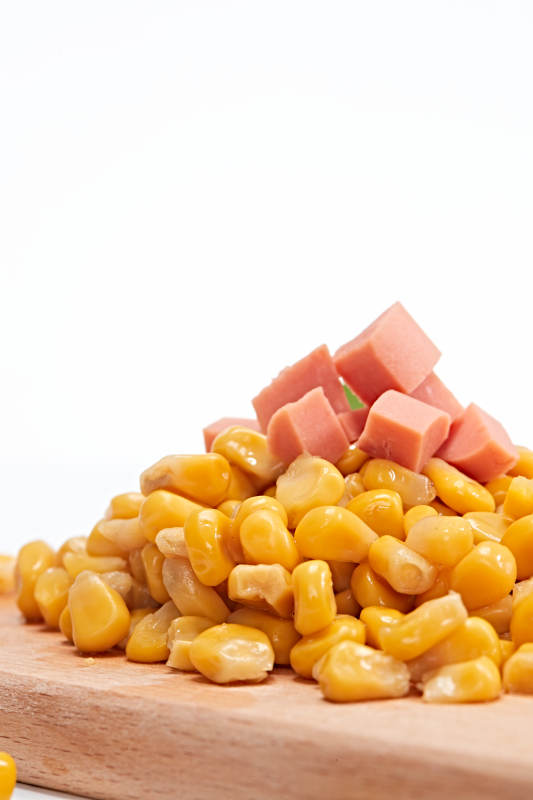 白色背景上的甜玉米粒图片