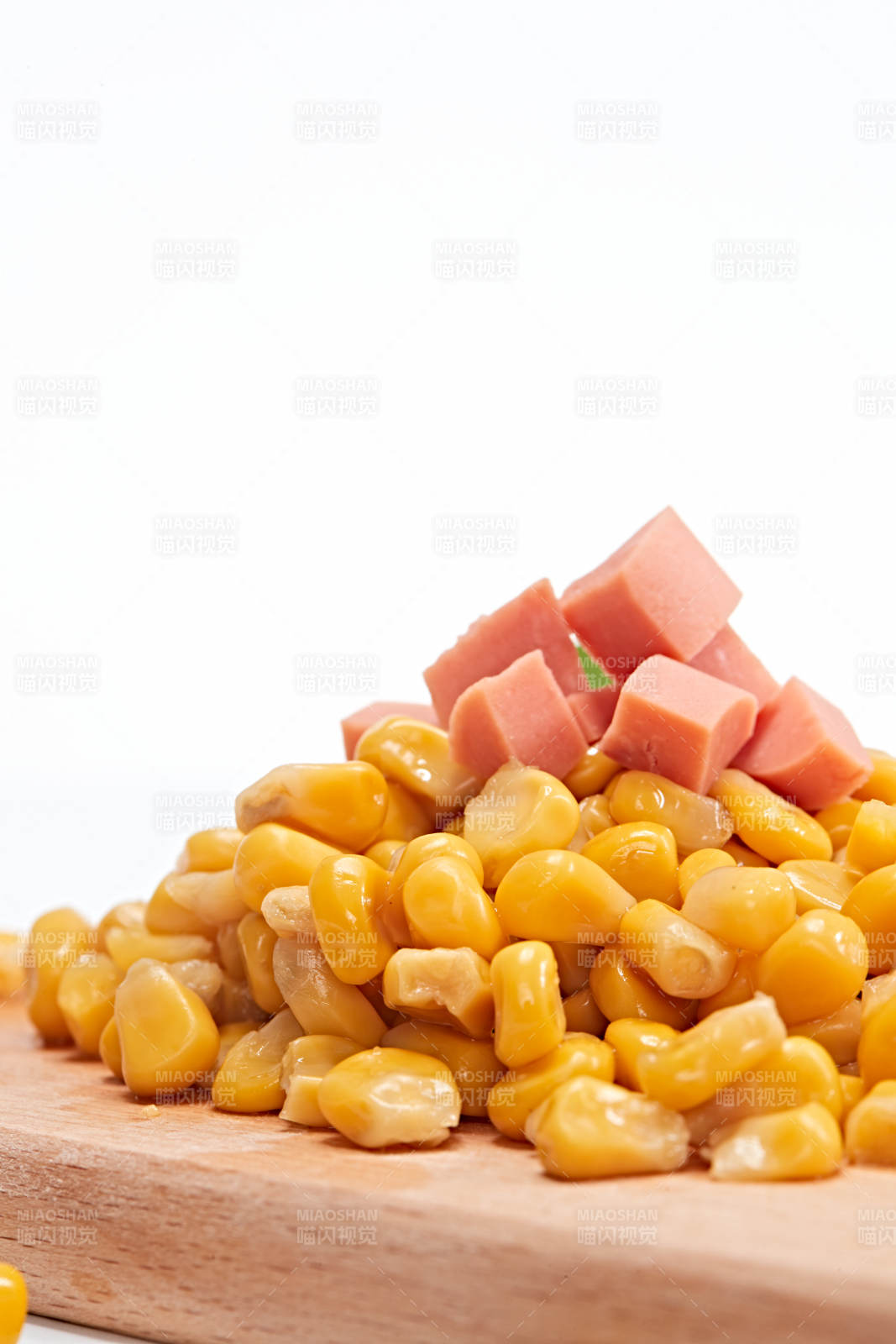 白色背景上的甜玉米粒图片