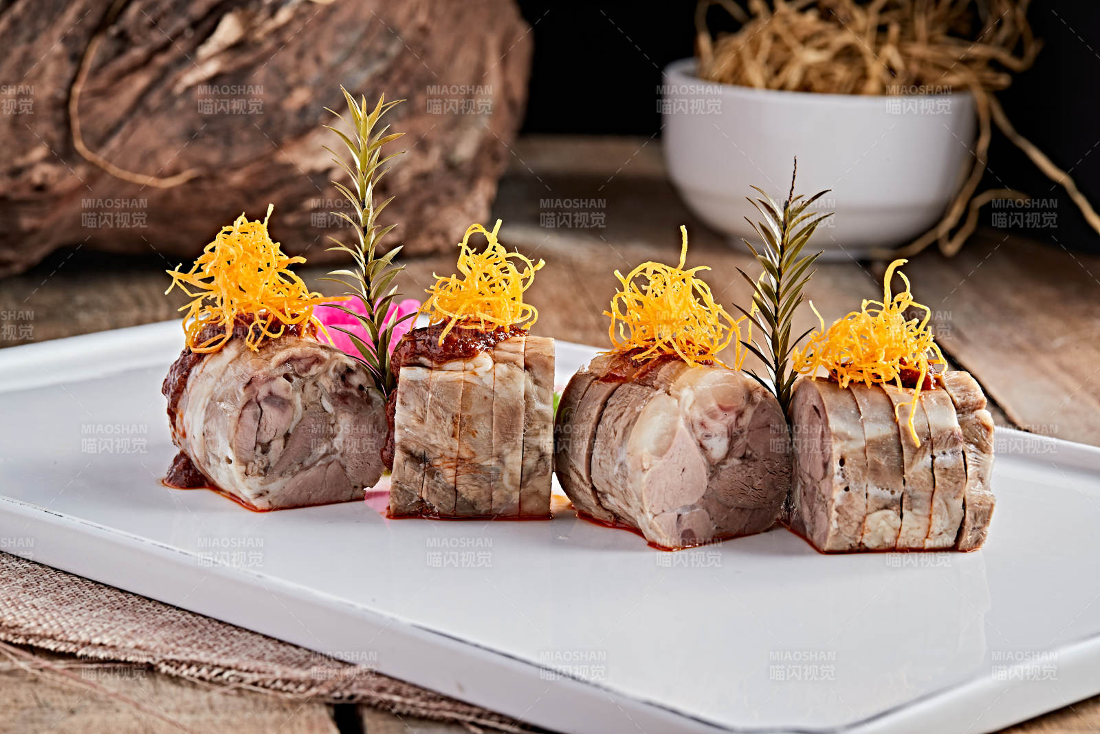 白色瓷盘装的精美凉菜肘花切片图片