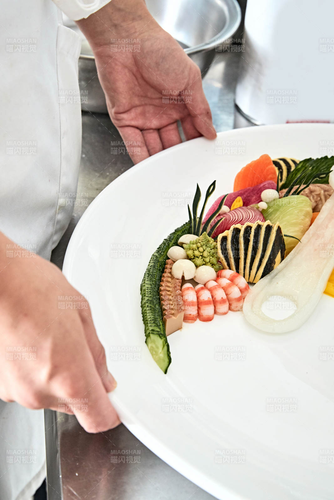 人与食物紧张忙碌的中餐厨房图片