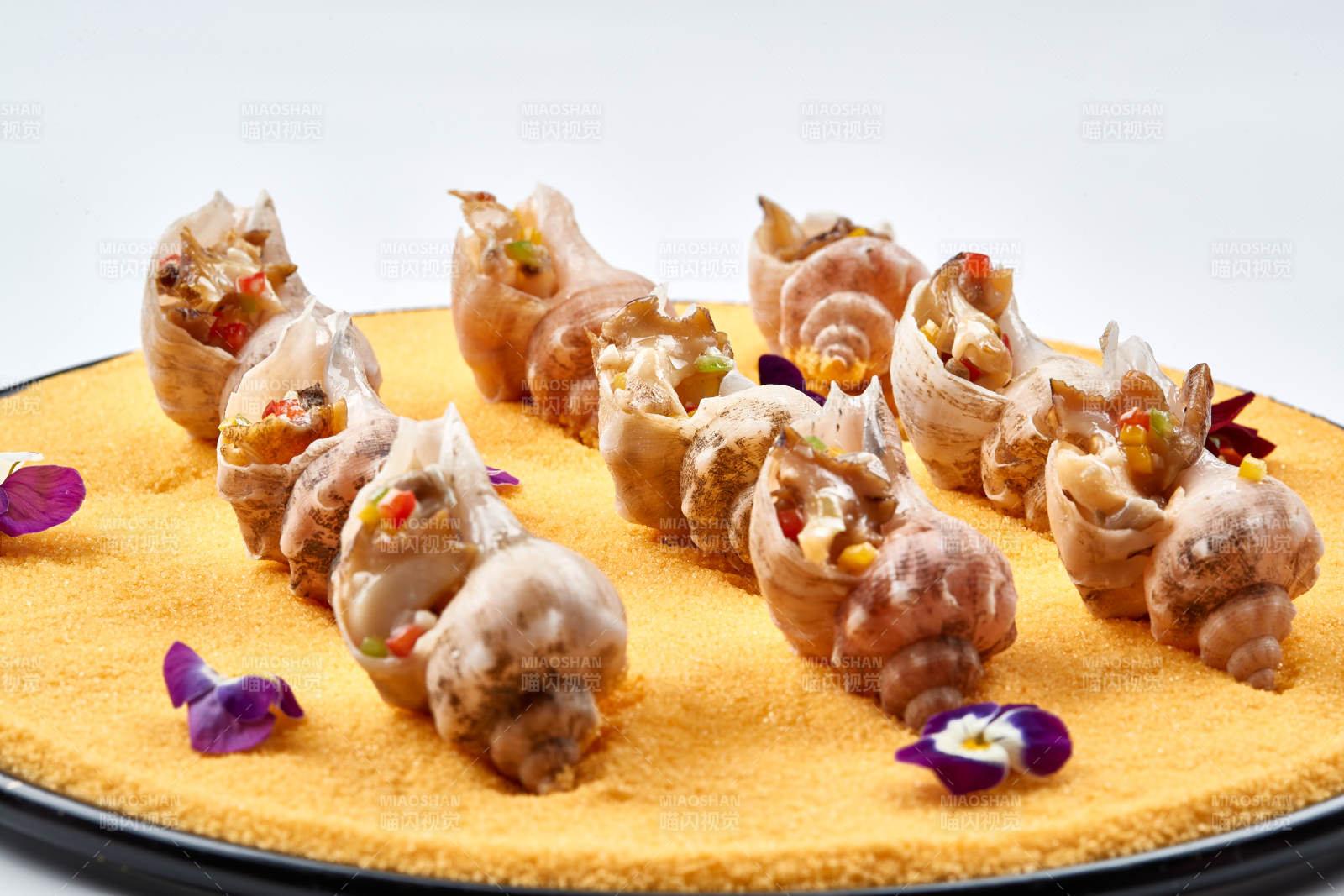 精美装饰餐具装的盐烧小海螺图片