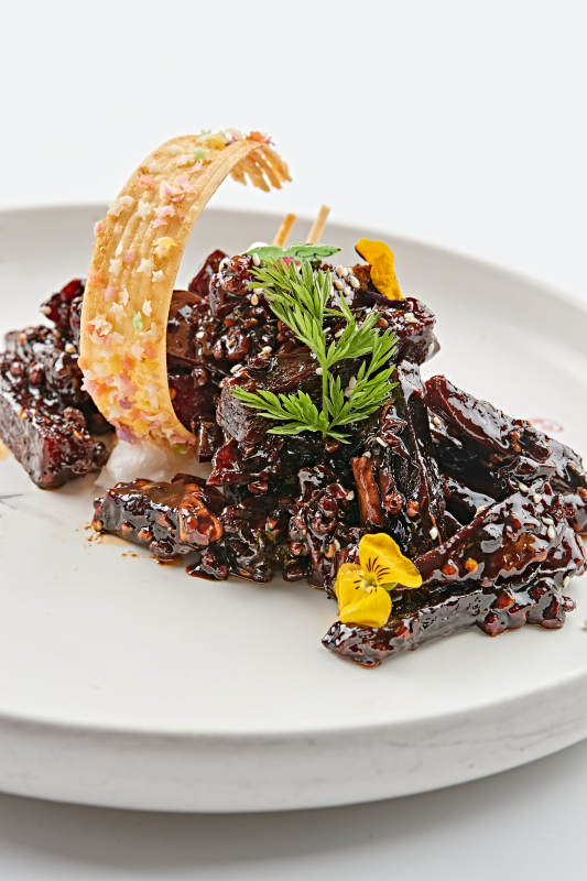 白色瓷盘装的麻辣甜鲜酱牛肉图片