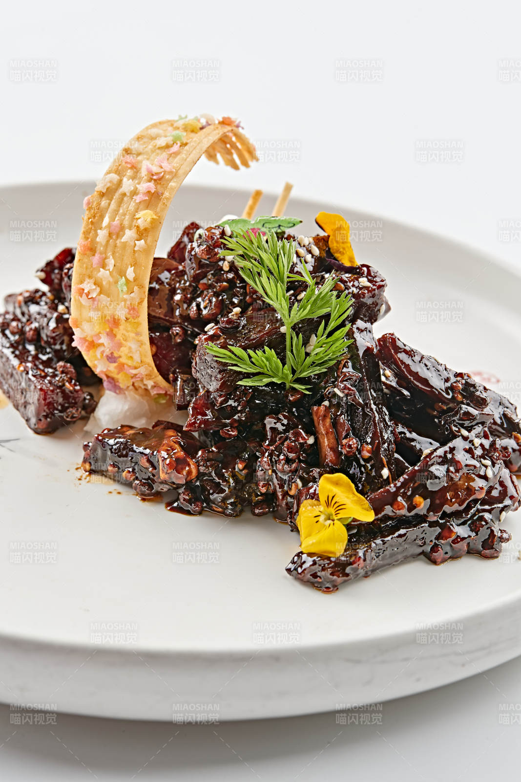 白色瓷盘装的麻辣甜鲜酱牛肉图片