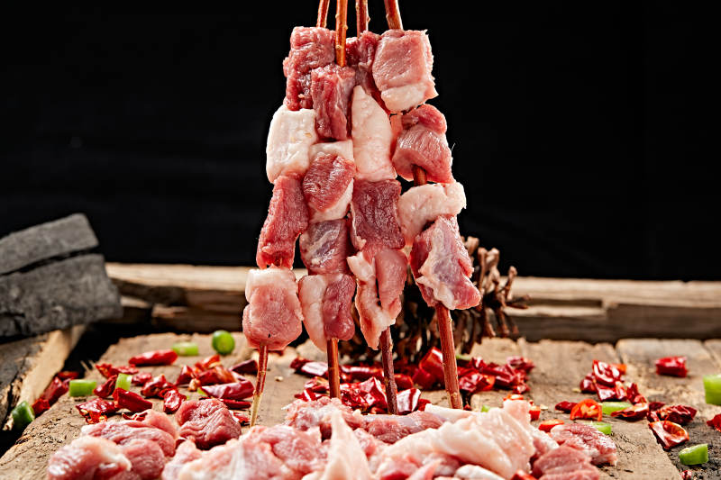 生鲜羊肉穿制的新疆红柳枝羊肉串图片