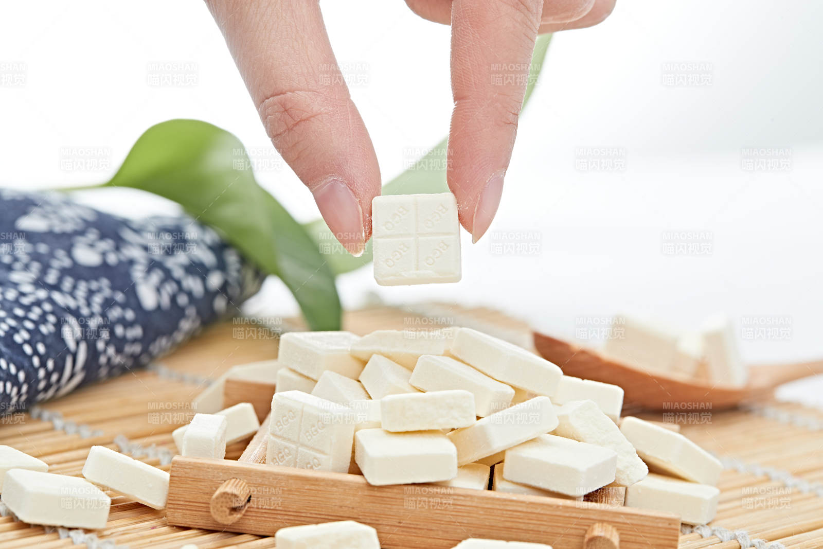 浓香甜美滋味浓郁的蒙族牛奶制品特写图片